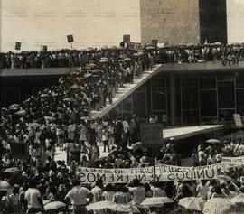 Assembleia dos professores em greve (Brasília-DF, 23 abr. 1979). / Crédito: Roberto Jayme.
