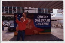 Visita de José Genoino (PT) ao bairro Liberdade nas eleições de 2002 (São Paulo-SP, 2002) / Crédito: Cesar Hideiti Ogata