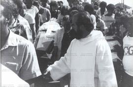 Missa e cortejo em homenagem a metalúrgico morto por acidente de trabalho na Aliperti (São Paulo-SP, 20 out. 1986). Crédito: Vera Jursys