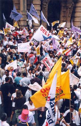 Passeata das mulheres em apoio à candidatura “Marta Governadora” (PT) nas eleições de 1998 [Dia Lilás] (São Paulo-SP, 18 set. 1998). / Crédito: Alexandre Machado