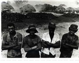 Retrato de trabalhadores carvoeiros em fazenda de carvão na região de Brasilândia (Mato Grosso do Sul, Data desconhecida). / Crédito: J. R. Ripper