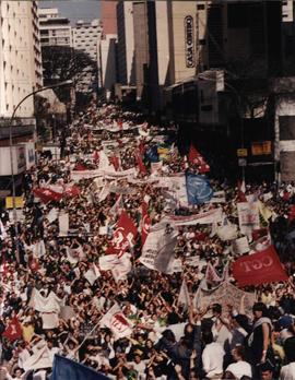 Passeata no centro da cidade de São Paulo – Movimento pelo “Fora Collor” (São Paulo-SP, 1992). / Crédito: Roberto Parizotti