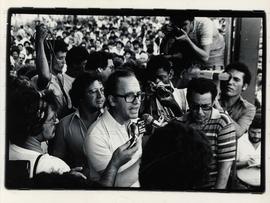 Assembleia dos metalúrgicos do ABC, no estádio da Vila Euclides, que vota pela greve (São Bernardo do Campo-SP, 30 mar. 1980). / Crédito: Jesus Carlos.