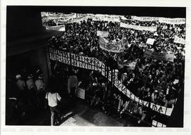 [Ato dos servidores públicos estaduais em greve em frente ao Palácio dos Bandeirantes (São Paulo-SP, 24 abr. 1979).?] / Crédito: [Ennio Brauns Filho?]