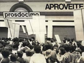 Manifestação dos comerciários (Paraná, jun. 1981). / Crédito: Autoria desconhecida.