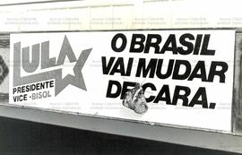 Mariposa pousada sobre outdoor da campanha de 1989, com a inscriçao: &quot;O Brasil vai mudar de cara&quot; (São Bernardo do Campo-SP, 1989). / Crédito: Alexandre Battibugli .