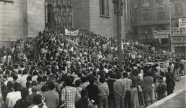 Ato contra a carestia organizado pelo Movimento Custo de Vida na praça da Sé (São Paulo-SP, 27 ago. 1978). / Crédito: Tintim.