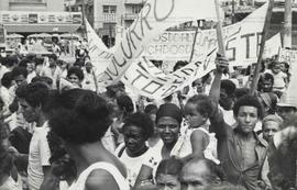 Evento não identificado [Manifestação popular contra a política do BNH?] (Vitória-ES, 1983). / Cr...