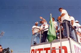 Caminhada promovida pela candidatura “Lula Presidente” (PT) nas eleições de 1994 (Rio de Janeiro-RJ, 21 ago. 1994). / Crédito: Autoria desconhecida