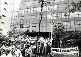 Ato de funcionários da Petrobrás em greve, em frente à sede da empresa de São Paulo, na rua dos Ingleses (São Paulo-SP, 18 nov. 1988). / Crédito: Sérgio Tomisaki/Agência Folhas.