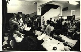 Campanha eleitoral na TELESP para a Chapa 2 (São Paulo-SP, 12 jun. 1981). / Crédito: Mário Dalcen...