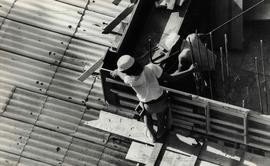 Homens trabalham em obra da construção civil (Local desconhecido, 22 dez. 1977 a 12 jan. 1978).  ...
