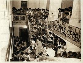 Manifestação na Assembleia Legislativa do Rio de Janeiro contra as prisões da Convergência Socialista (Rio de Janeiro-RJ, 30 ago. 1978).  / Crédito: Autoria desconhecida/O Globo.