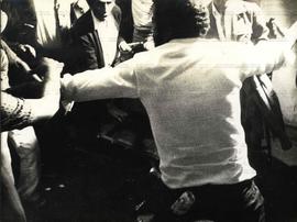 Conflito durante a assembleia dos funcionários da Light (São Paulo-SP, 2 jul. 1979). / Crédito: Autoria desconhecida.
