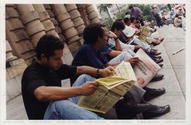 Retrato de pessoas desempregadas em frente ao Teatro Municipal de São Paulo (São Paulo-SP, 1997). / Crédito: Roberto Parizotti