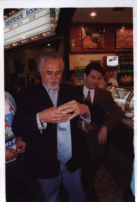 Visita de José Genoino (PT) a centro comercial não identificado nas eleições de 2002 (Local desconhecido, 2002) / Crédito: Cesar Hideiti Ogata