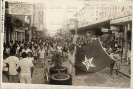 Caminhada de encerramento da campanha promovida pelo PT nas eleições de 1982 (Sergipe, 1982). / Crédito: Autoria desconhecida