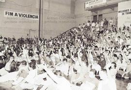 Assembleia do Sindicato dos Metroviários de São Paulo, pela greve (São Paulo-SP, 26 abr. 1995). Crédito: Vera Jursys