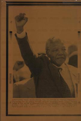 Sessão de fotos com Nelson Mandela após sua libertação do presídio Victor Verster, no Congresso Nacional da Africa do Sul (Cidade do Cabo-África do Sul, 12 fev. 1990). / Crédito: Walter Dhiadhla/Agence France Press