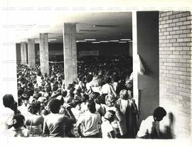 Assembleia dos professores em greve (Brasília-DF, 1979). / Crédito: Autoria desconhecida.