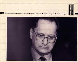 Retrato do deputado federal Roberto Magalhães Melo (DEM-PE) (Local desconhecido, 17 jan. 1994). / Crédito: Mila Petrillo/Folha Imagem.