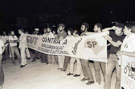 Caravana à Brasília contra a regulamentação do Colégio Eleitoral (Brasília-DF, 1982). Crédito: Ve...