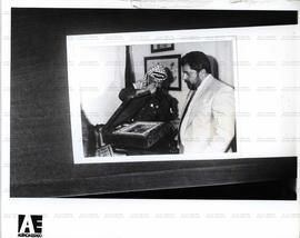 Encontro de Lula com Yasser Arafat ([Trípoli?]-Líbano, 5 nov. 1991). / Crédito: Célio Jr./Agência Estado.