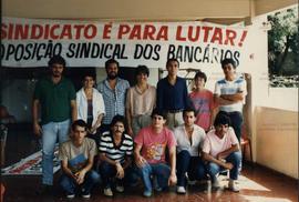 Integrantes da Oposição Sindical dos Bancários posam para foto (Local desconhecido, Data desconhecida).  / Crédito: Autoria desconhecida.