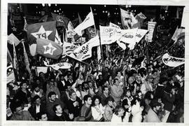 Comício da candidatura “Plínio Governador” (PT), realizado na Praça da Sé nas eleições de 1990 (São Paulo-SP, 1990). / Crédito: Autoria desconhecida/Agência Fóton