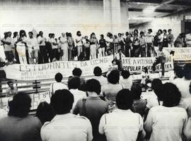 Ato dos estudantes da União Colegial de Minas Gerais (UCMG) por passe escolar e contra o aumento das tarifas de ônibus (Belo Horizonte-MG, [1970-1980?]?.  / Crédito: Autoria desconhecida.