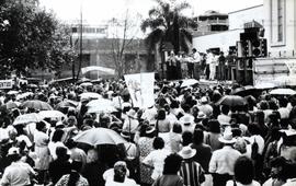 Ato em homenagem ao Dia da Mulher realizado em frente a Igreja Matriz (Xanxerê-SC, 8 mar. 1992). / Crédito: Milton Pomar.