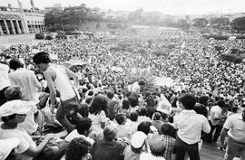 Comício de encerramento da campanha do PT, na Praça Charles Muller (Pacaembu), nas eleições de 1982 (São Paulo-SP, 05 nov. 1982). Crédito: Vera Jursys