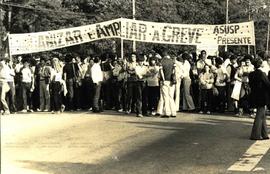 Manifestação dos servidores públicos de São Paulo na frente do Palácio dos Bandeirantes (São Paulo-SP, 14 jun. 1983). / Crédito: Lau Polinesio.