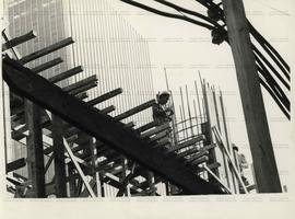 Homem trabalha em obras da construção civil (Local desconhecido, Data desconhecida).  / Crédito: ...