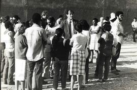 Visita de Gilson Menezes à favela da Vila Alice (Diadema-SP, 8 dez. [1983 à 1988?]). / Crédito: Autoria desconhecida.