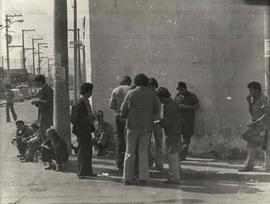 Retrato de trabalhadores reunidos na calçada (Local desconhecido, Data desconhecida). / Crédito: Autoria desconhecida