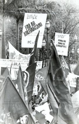 Comício da candidatura “Lula Presidente” (PT) na praça da Sé nas eleições de 1989 (São Paulo-SP, 17 set. 1989). / Crédito: Pepe