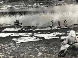 Lavadeiras lavam roupas na beira do rio (Local desconhecido, Data desconhecida). / Crédito: Silvestre P. Silva.