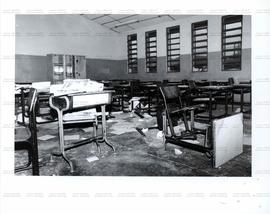Sala de aula depredada (Local desconhecido, 6 nov. 1989). / Crédito: Ari Vicentini/Agência Estado.