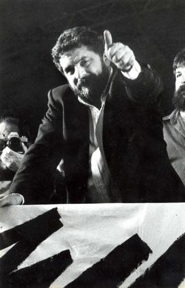 Comício da candidatura “Lula Presidente” (PT) na praça da Sé nas eleições de 1989 (São Paulo-SP, 17 set. 1989). / Crédito: Alberto Willian