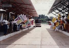 Bandeiraço de candidaturas do PT em terminal urbani nas eleições de 1996 (Rio Banco-AC, 1996). / ...