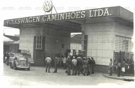 Repressão policial a acampamento dos trabalhadores metalúrgicos demitidos, na fábrica Volkswagen Caminhões durante Campanha Salarial de 1985 ([São Bernardo do Campo-SP], [abr.] 1985). / Crédito: Fernando A. Rodrigues