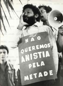 Passeata no centro em repúdio a operário mineiro assassinado (São Paulo, 1 ago. 1979). / Crédito: Nelson Stevani Jr..