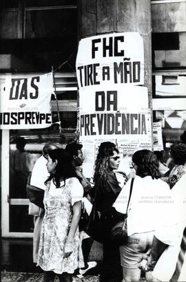 Protesto contra reforma da Previdência proposta por FHC (Recife-PE, 1995). / Crédito: Clóvis Camp...