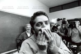 Lula, cadidato à Presidência pelo PT, em votação de segundo turno das eleições de 1989 (São Bernardo do Campo-SP, 15 nov. 1989). / Crédito: Roberto Parizotti