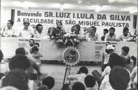Lula, cadidato a governador (PT), participa de debate na Faculdade de São Miguel Paulista durante as eleições de 1982 (São Paulo-SP, 1982). / Crédito: Autoria desconhecida