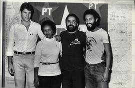 Sessão de fotos com candidaturas do PT durante as eleições de 1982 (Local desconhecido, 1982). / Crédito: Nair Benedicto/Agência F4