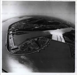 Vista aérea da Central hidrelétrica de Itaipu (Foz do Iguaçu-PR, 1991). / Crédito: Masao Nagata.