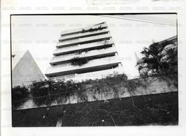 Fachada do prédio da residência Guy de Longchamps (Local desconhecido, 13 mai. 1992). / Crédito: Luciana Whitaker/Folha Imagem.