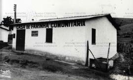 Construção da Casa de Farinha Comunitária (Jaguaquara-BA, data desconhecida). / Crédito: Autoria ...